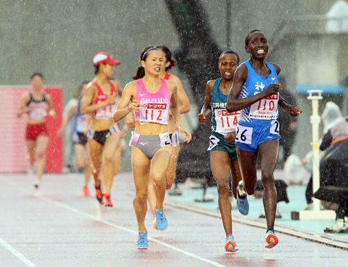 女子5000メートル決勝　バイレ・シンシア（右）と競り合う木村友香（撮影・栗木一考）