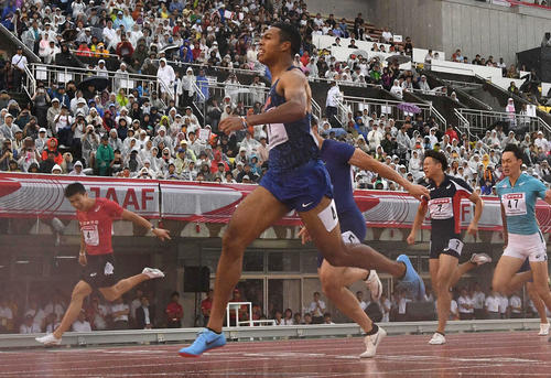 男子200メートル決勝　3着に終わった桐生（左）は優勝したサニブラウン（手前）へ視線を送りながらゴールする（撮影・鈴木みどり）