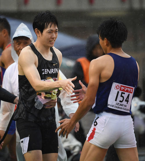 男子110メートル障害で優勝した高山（左）は2位の泉谷と握手（撮影・鈴木みどり）