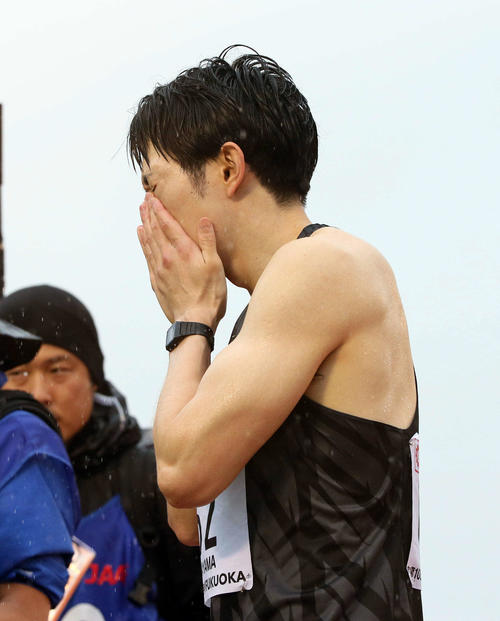 男子110メートル障害　優勝した高山は顔を押さえる（撮影・栗木一考）
