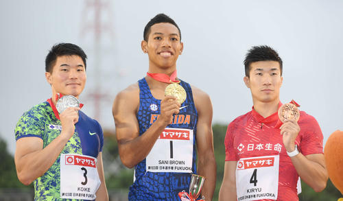 男子200メートルで優勝したサニブラウン（中央）は、2位の小池（左）、3位の桐生と笑顔を見せる（撮影・鈴木みどり）