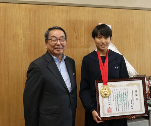 恵庭市まちづくり感謝状を贈呈された恵庭北・御家瀬（右）。左は原田市長（撮影・浅水友輝）
