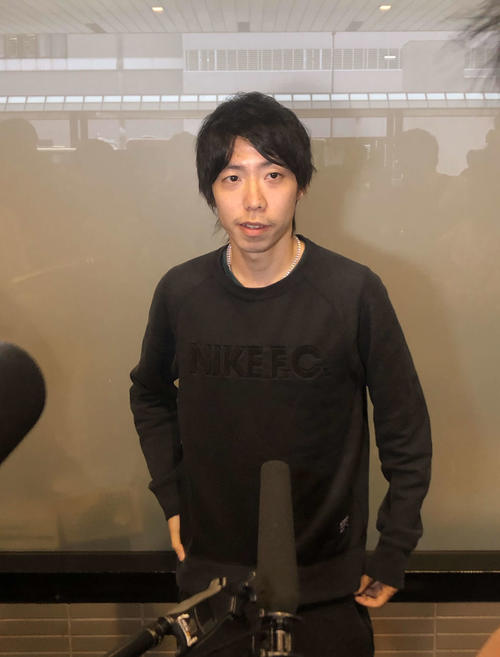 オーストラリアから帰国し、取材に応じる設楽（撮影・上田悠太）