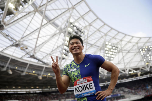 男子100メートル決勝で日本歴代2位の9秒98をマークし、笑顔でポーズをとる小池（AP）