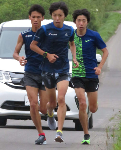 上り坂を走る、左から日下、設楽啓、設楽悠（撮影・上田悠太）