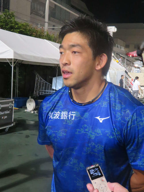 取材に応じる小南（撮影・上田悠太）