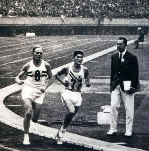 64年東京五輪でゴール直前に円谷幸吉（右）をかわし銀メダルを獲得したヒートリー