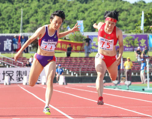 女子100メートル決勝　2連覇を果たした恵庭北・御家瀬（左）と立命館慶祥・石堂（撮影・浅水友輝）