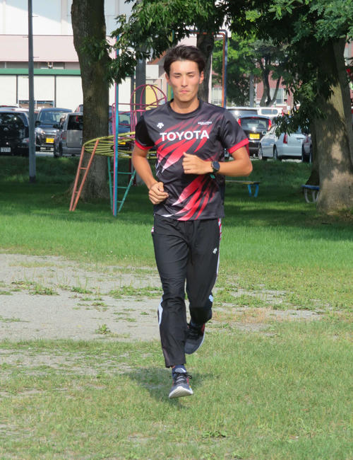 取材対応を終えて、公園を走る服部勇馬（撮影・上田悠太）