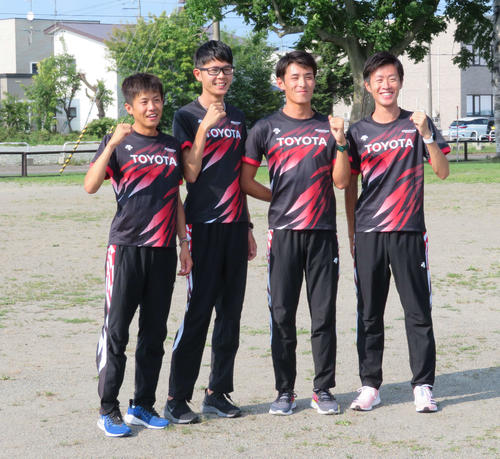 笑顔を見せる左から藤本、堀尾、服部、宮脇（撮影・上田悠太）