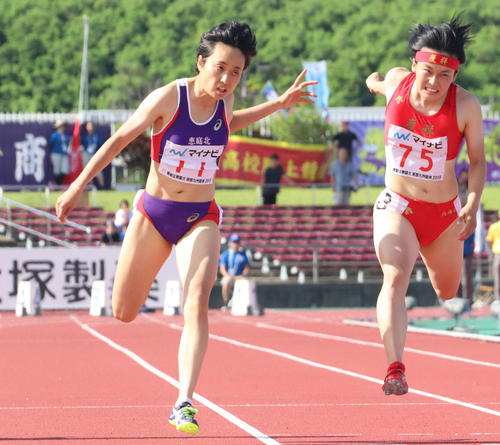 5日、女子100メートル2連覇を果たした恵庭北・御家瀬（左）