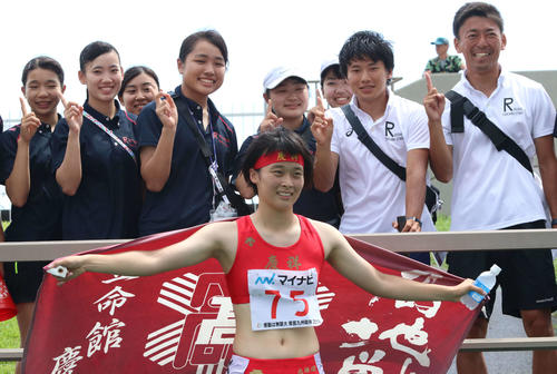 女子200メートル決勝　立命館慶祥初の個人種目での総体優勝を果たしチームメートと記念撮影する立命館慶祥・石堂（手前）。右奥は日裏監督（撮影・浅水友輝）