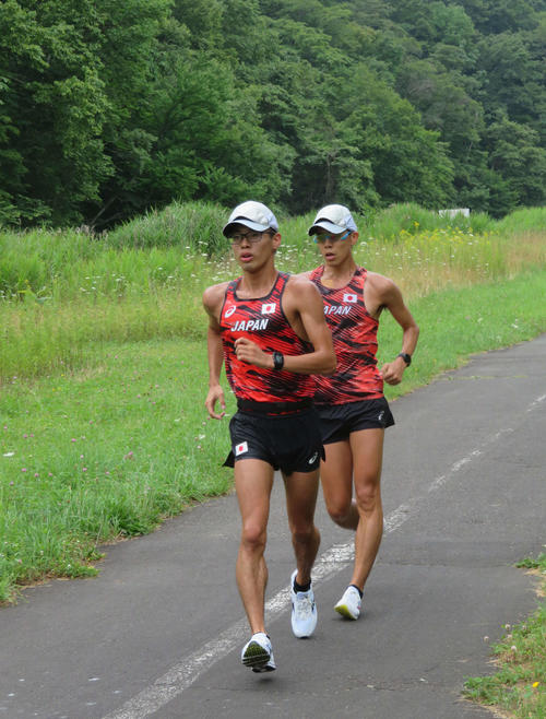 コースを歩く山西（左）と鈴木（撮影・上田悠太）