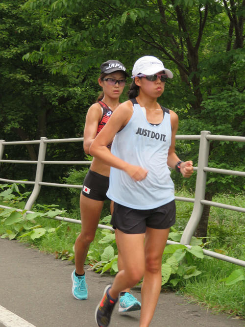 コースを歩く岡田（左）と藤井（撮影・上田悠太）