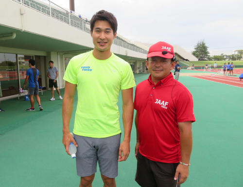 会場で練習した飯塚（左）とスターターを務める福岡渉さん（撮影・上田悠太）