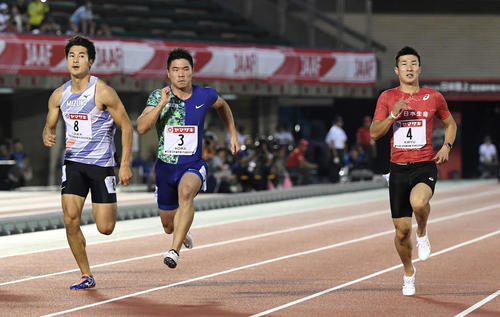 男子100メートル準決勝1組で力走する、左から飯塚、小池、桐生（2019年6月27日撮影）