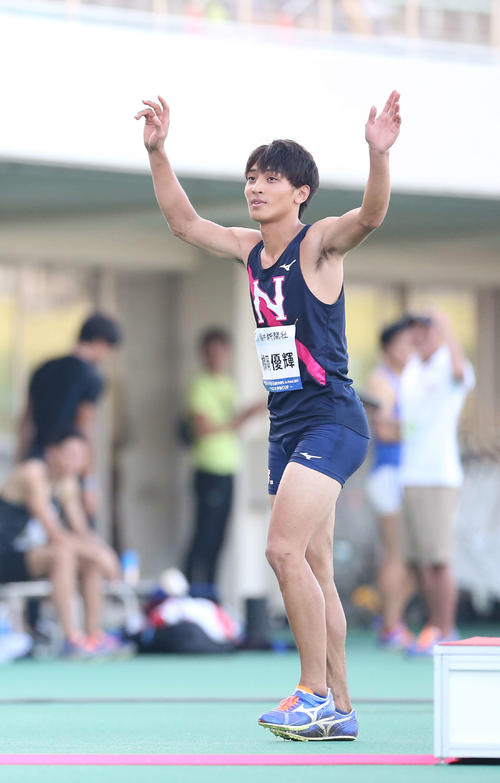 男子走り幅跳びで8メートル32の日本記録を樹立した橋岡はスタンドの歓声に応える（撮影・河野匠）