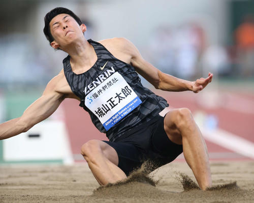 男子走り幅跳びで8メートル40を記録した城山（撮影・河野匠）
