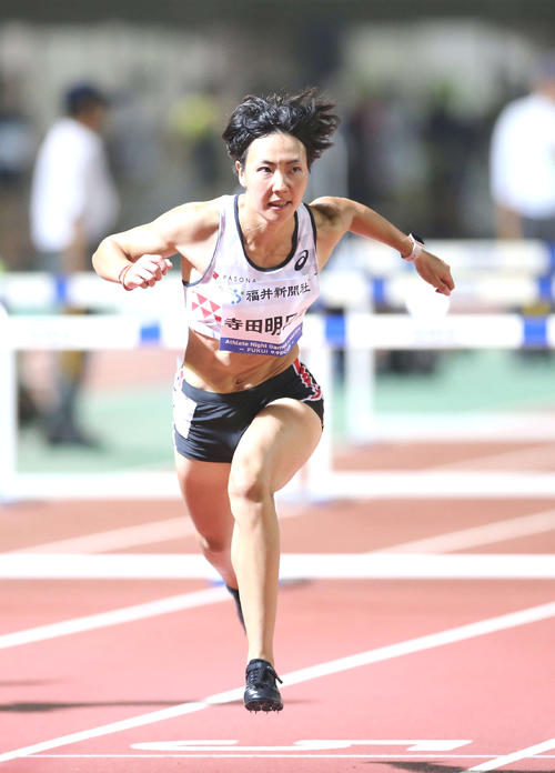 女子100メートル障害、13秒00の日本タイ記録で1着となった寺田（撮影・河野匠）