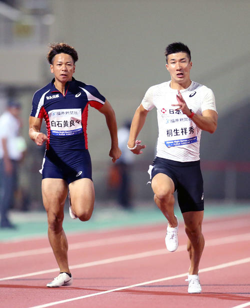 男子100メートル、10秒05で1着となった桐生（右）。左は白石（撮影・河野匠）