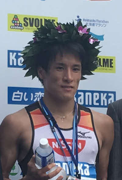 陸上北海道マラソン・男子　優勝した村沢明伸（中央）＝2017年8月27日