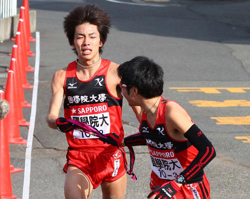 荻野皓平（左、2012年1月2日）