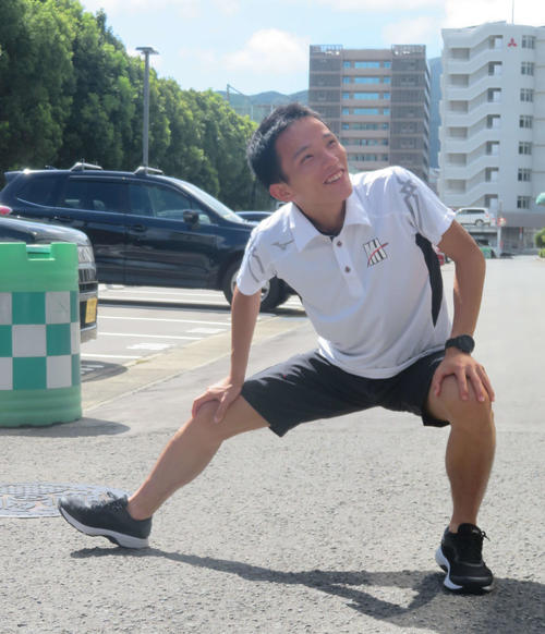 笑顔で準備運動をする井上（撮影・上田悠太）