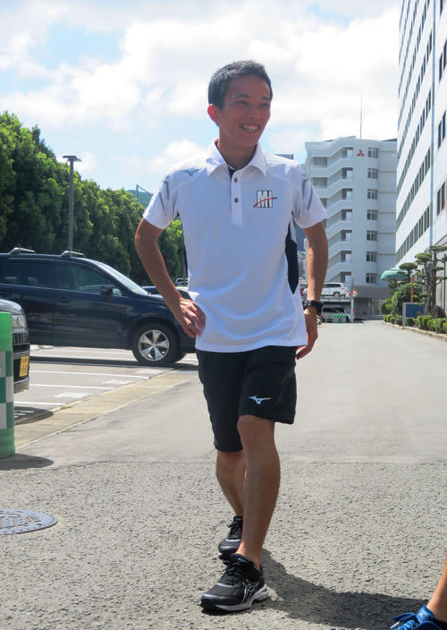 笑顔で準備運動をする井上（撮影・上田悠太）