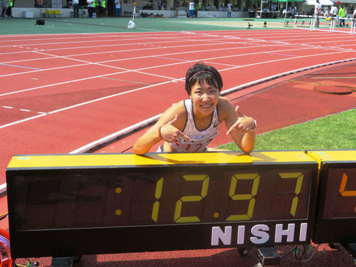 女子100メートル障害日本新記録となる12秒97のタイマーの前で笑顔の寺田（撮影・上田悠太）