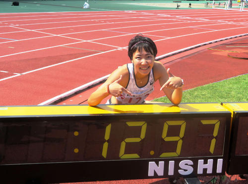 女子100メートル障害日本新記録となる12秒97のタイマーの前で笑顔の寺田（撮影・上田悠太）