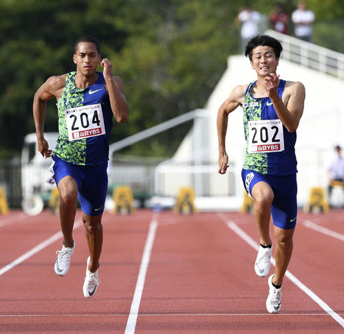 男子100メートル 　力走する多田修平（右）とケンブリッジ飛鳥（共同）