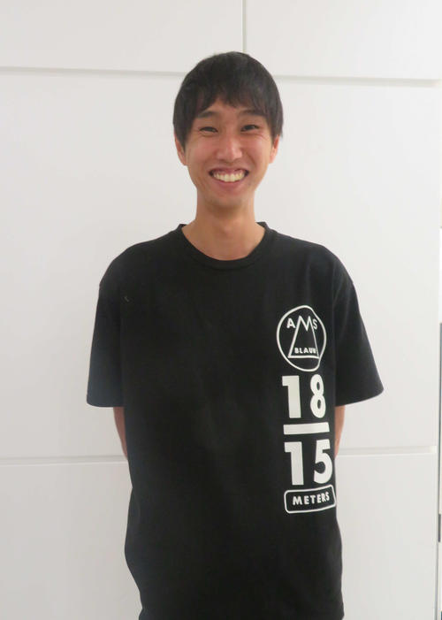 帰国後、取材で笑顔を見せる戸辺（撮影・上田悠太）