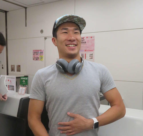 帰国後、笑顔を見せる桐生（撮影・上田悠太）