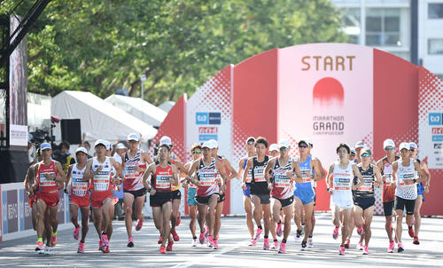 一斉にスタートする男子選手たち（撮影・鈴木みどり）
