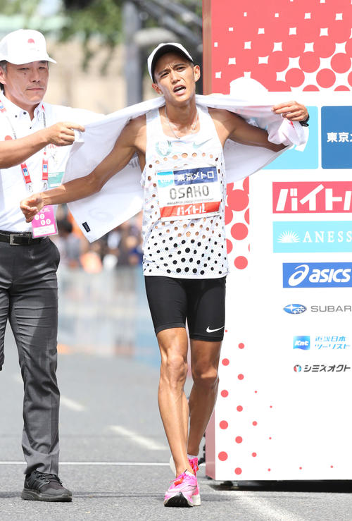 3着でゴールし苦しそうな表情を見せる大迫（撮影・河野匠）