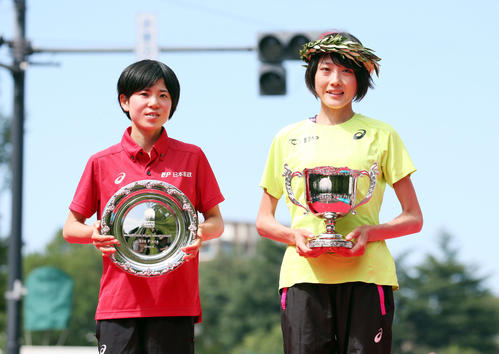 五輪代表を決め、表彰式で笑顔を見せる2位の鈴木（左）と1位の前田（撮影・狩俣裕三）
