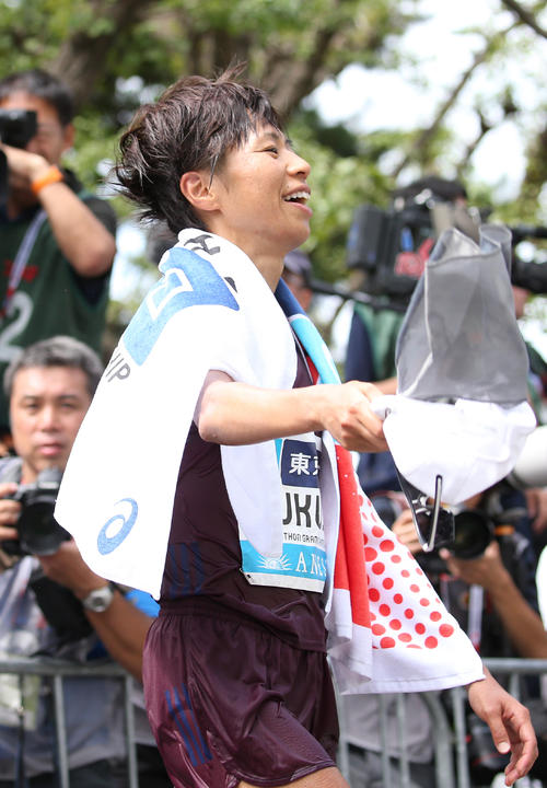 笑顔でゴールした7着の福士（撮影・河野匠）