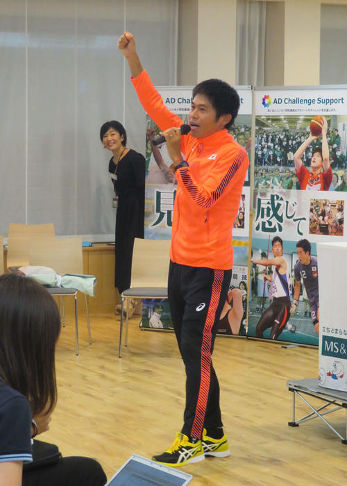 世界選手権の壮行会に出席した所属先の社員とサインTシャツ争奪ジャンケン大会をする川内（撮影・上田悠太）