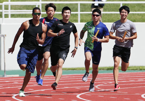 男子リレー日本代表候補合宿で練習する、左からケンブリッジ、白石、桐生、小池、多田（共同）