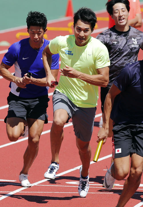 男子リレー日本代表候補合宿で練習する飯塚（中央）（共同）