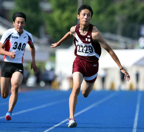 男子100メートルで優勝した築館・鵜沢（右）