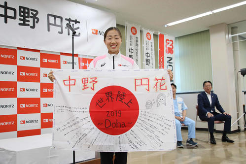 社内激励会で寄せ書きを受け取った中野円花（撮影・南谷竜則）