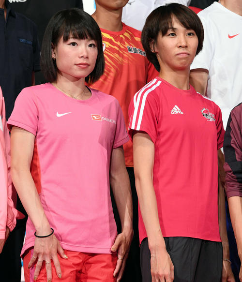 MGC公式記者会見の記念撮影に臨む松田（左）と安藤（撮影・滝沢徹郎）