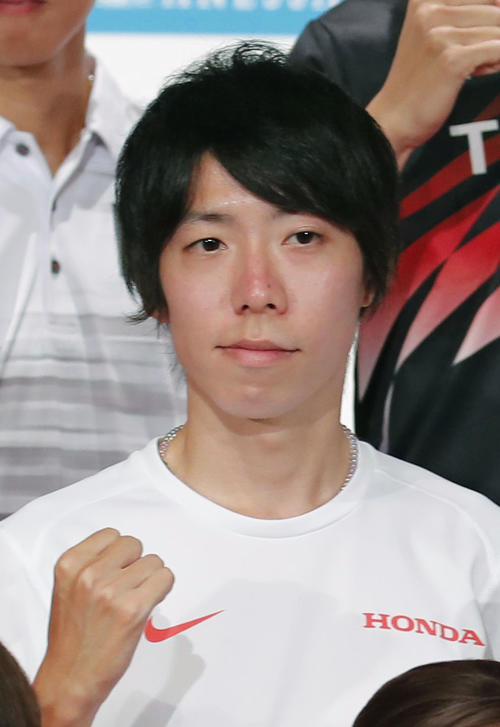 記者会見でポーズをとる設楽悠太（共同）