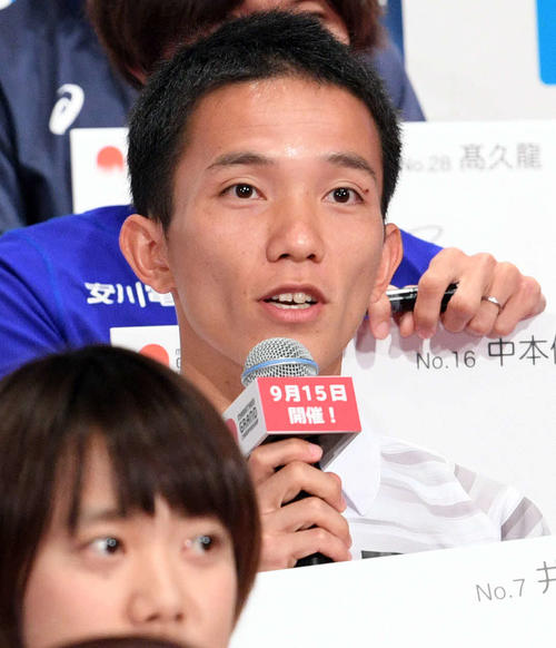 MGC公式記者会見の質疑応答に応じる井上（撮影・滝沢徹郎）