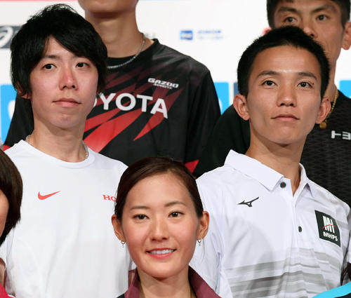 MGC公式記者会見の記念撮影に臨む設楽（左）と井上。手前は岩出（撮影・滝沢徹郎）