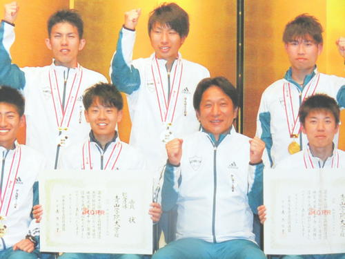 16年1月、箱根駅伝優勝時の表彰式。前列中央が原監督、左が神野大地、後列中央が橋本峻