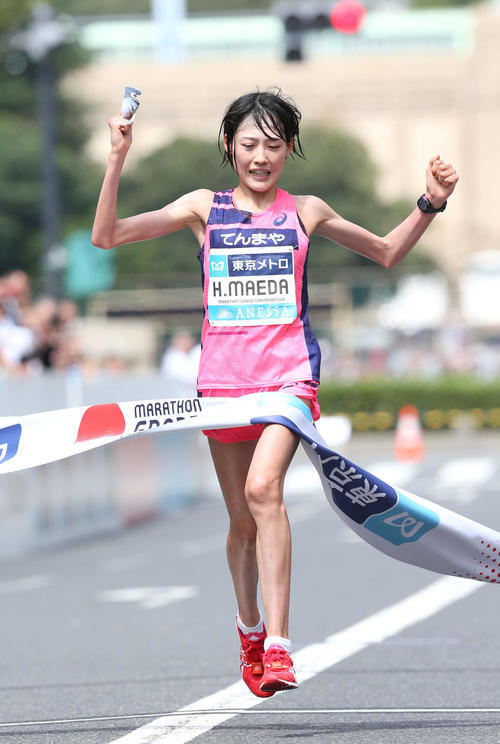 女子1位でゴールする前田（撮影・河野匠）