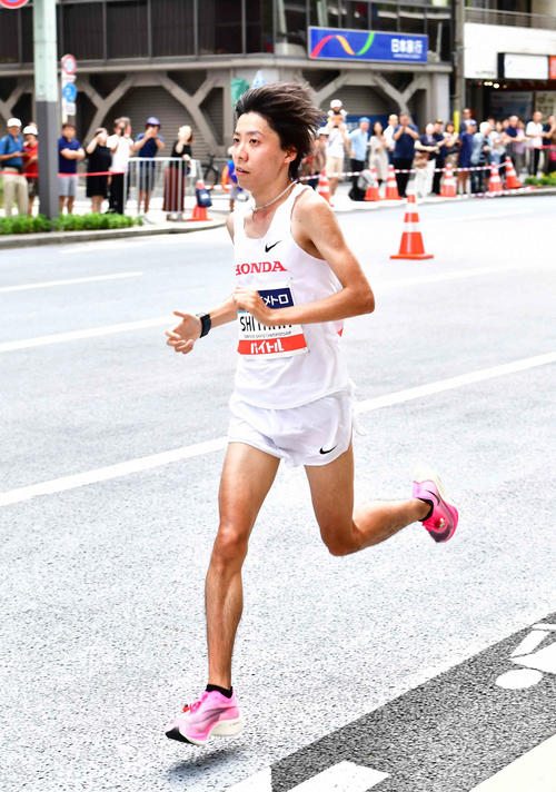 25キロ過ぎで首位を独走する設楽（撮影・小沢裕）