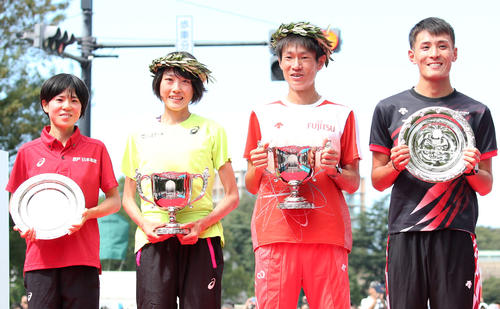 五輪代表を決め、表彰式で笑顔を見せる、左から女子2位の鈴木、1位の前田、男子1位の中村、2位の服部（撮影・狩俣裕三）